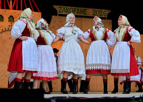 Festiwal rozpoczęty! Tradycja, młode talenty i karpacka energia na początek święta folkloru.